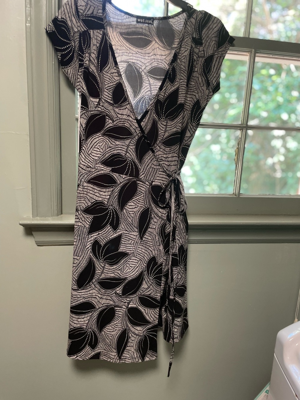 Wet Seal Black and White Leaf-Print Wrap Midi Dress